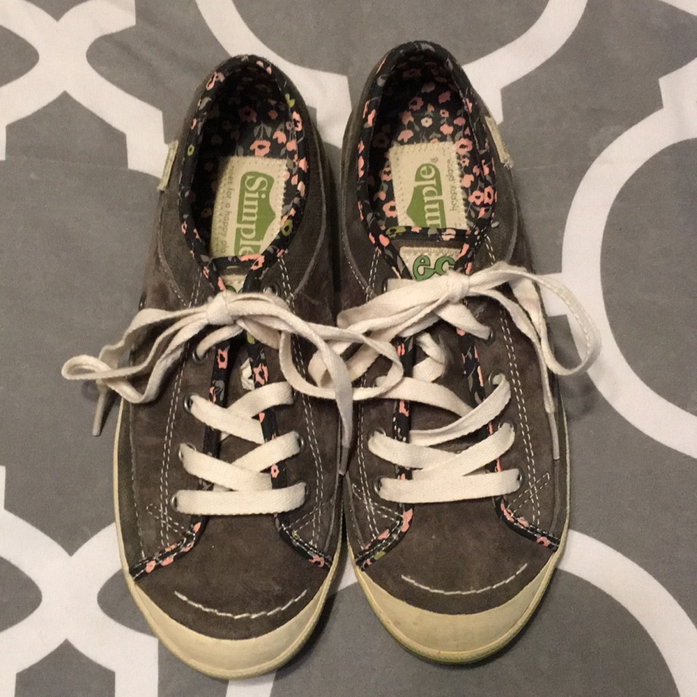 Women’s Simple Sneakers